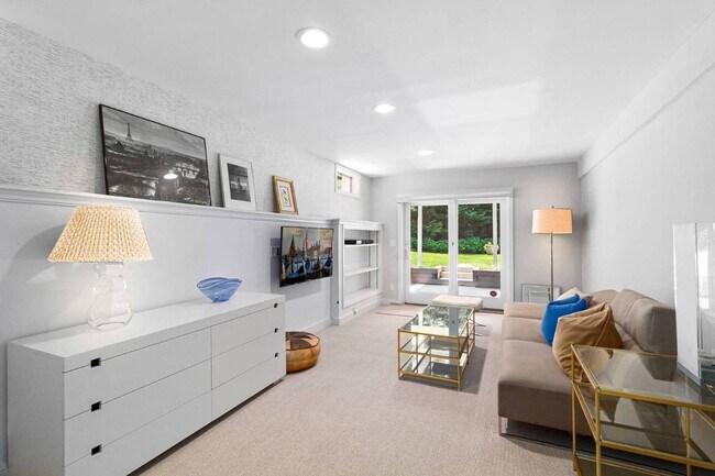 Building Photo - 114 Narod Blvd