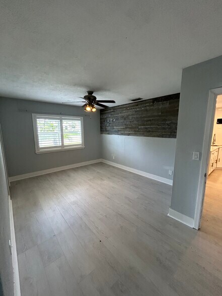 Building Photo - 141 81st Ave N