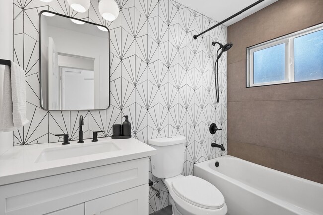Building Photo - Newly Remodeled and Fully furnished- Missi...