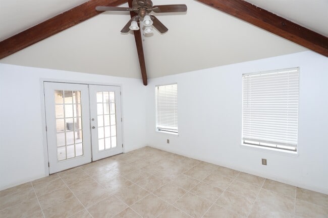 Building Photo - 609 St James Ct