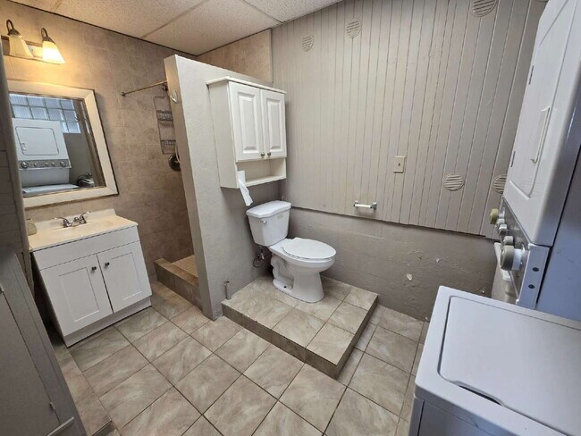 Building Photo - Downstairs unit of House - 2br/1ba/1pkg Kaimuki area