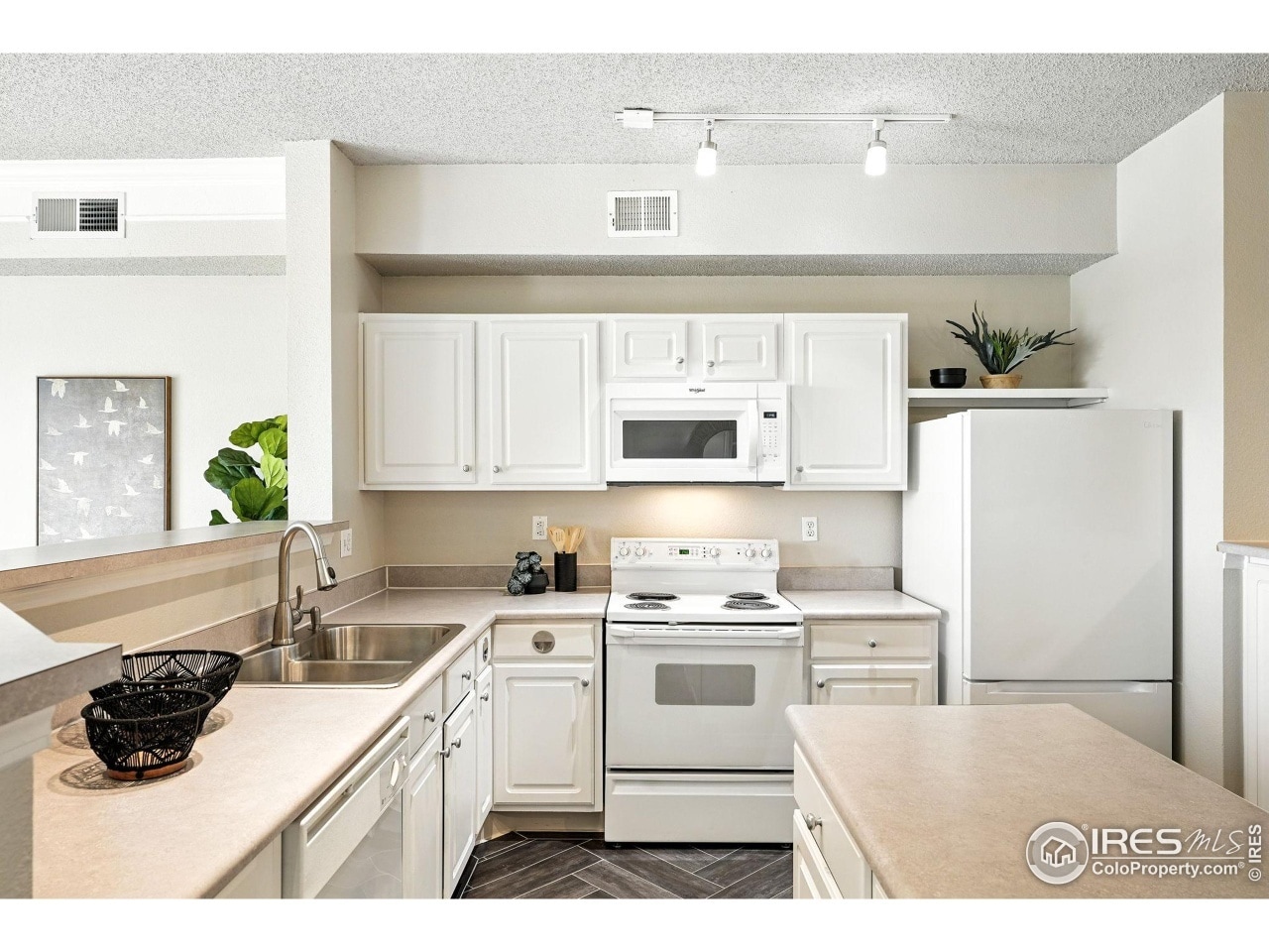 Kitchen - 1876 Mallard Dr