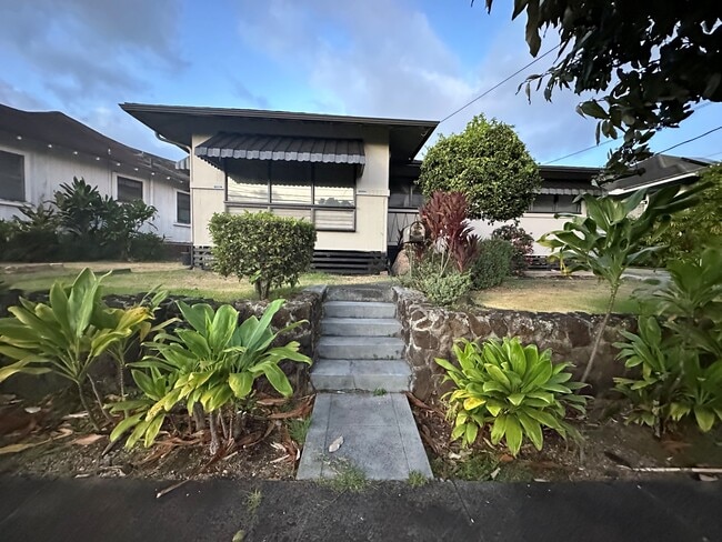 Building Photo - 2232 Hoonanea St