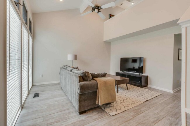 Building Photo - 5009 Emerald Dr