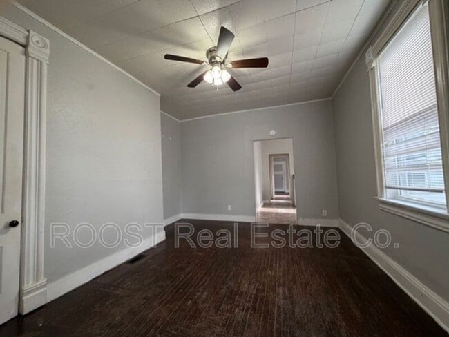 Building Photo - 902-904 1/2 S Limestone St.