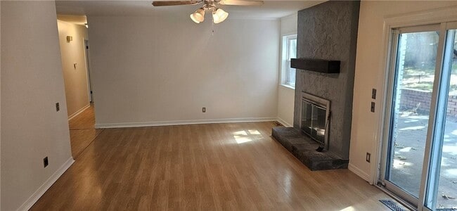 Building Photo - 2117 N Briarwood Ln