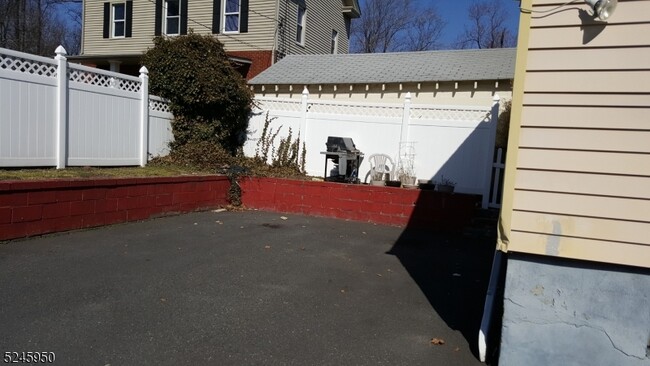 Building Photo - 204 Spruce St