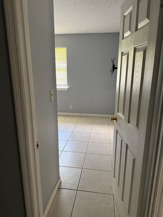 Building Photo - 2 bed 1 bath with 855 sf. Great location b...