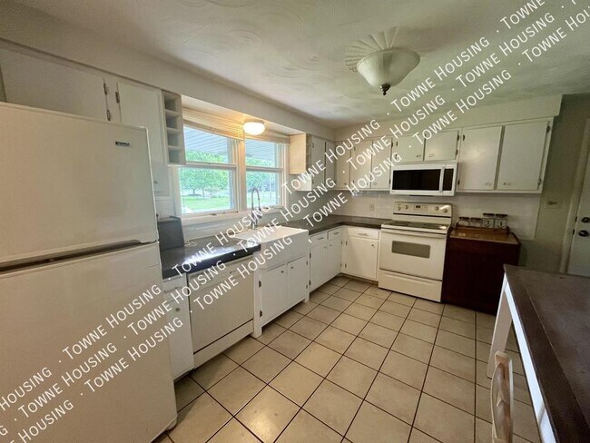 Building Photo - 493 Northfield Dr