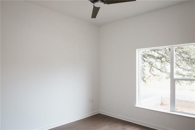 Building Photo - 207 W Johanna St