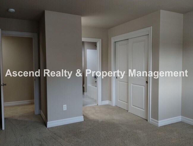 Building Photo - Elegant & Spacious 4 Bed & Bonus Home Buil...