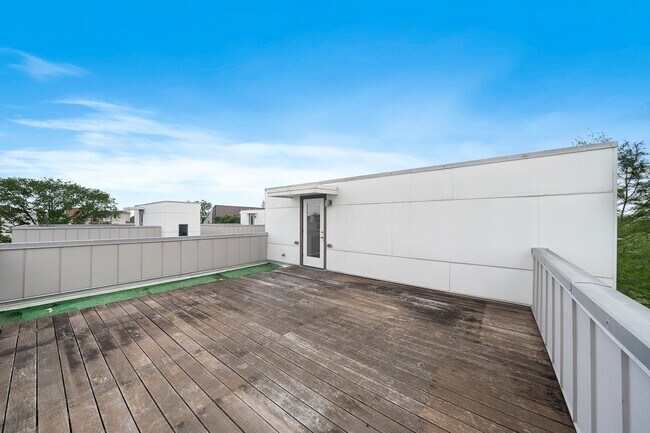 Building Photo - 105 Willard St