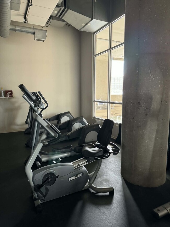 Building Photo - 900 N Kingsbury St