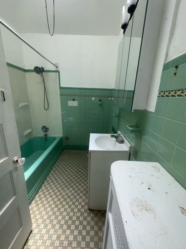Building Photo - 3 bedrooms / 1 full bathrooms  renovated i...