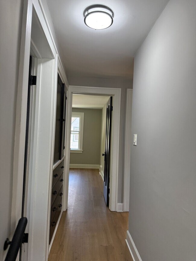 Building Photo - Bright modern home with large back yard!