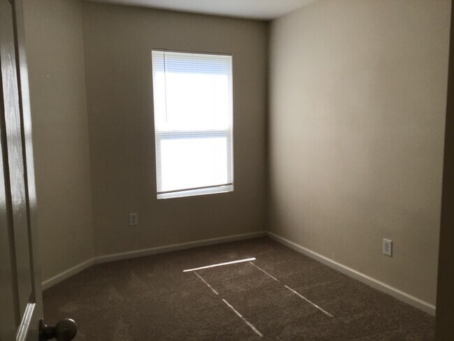 Building Photo - 4 bed 2.5 in Greenwood with HUGE fenced in...