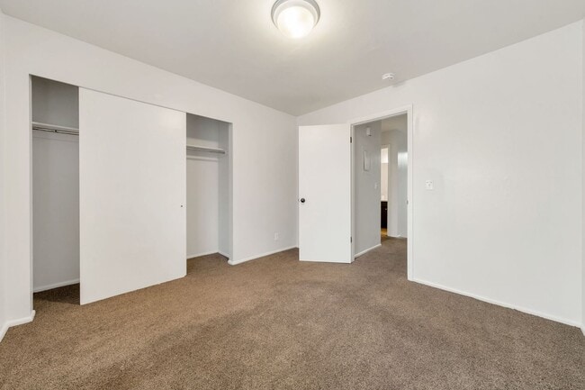 Building Photo - Murray Cul-de-sac Side by Side Duplex with New Carpet and Paint