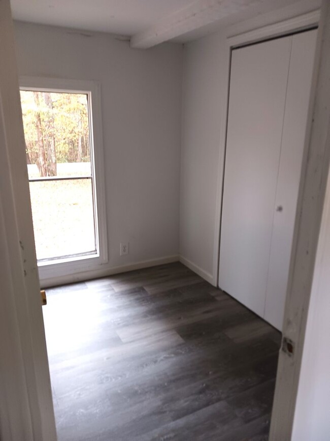 Building Photo - Two Bedroom Mobile home on Large Lot!