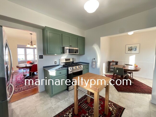 Building Photo - Welcome to this stunning 3 Bedroom 2 Bath ...