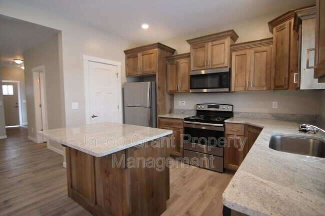 Building Photo - 650 Ruby Cir