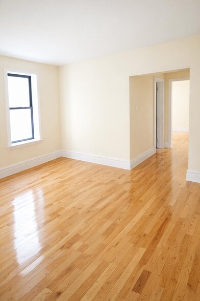 Building Photo - 609 W 196th St