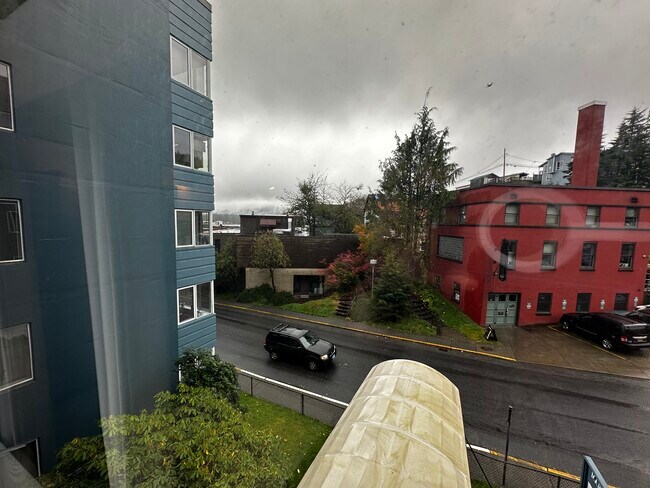 Building Photo - 320 Bawden St