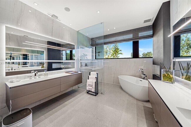 Building Photo - 4585 Nautilus Dr