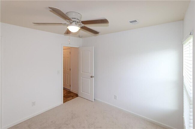 Building Photo - 31 Southfork Dr