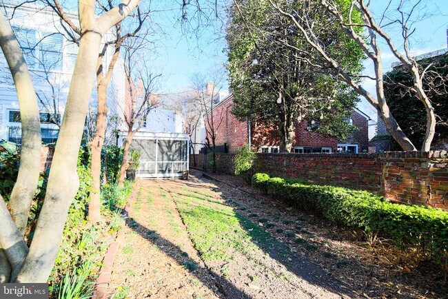 Building Photo - 217 S Lee St