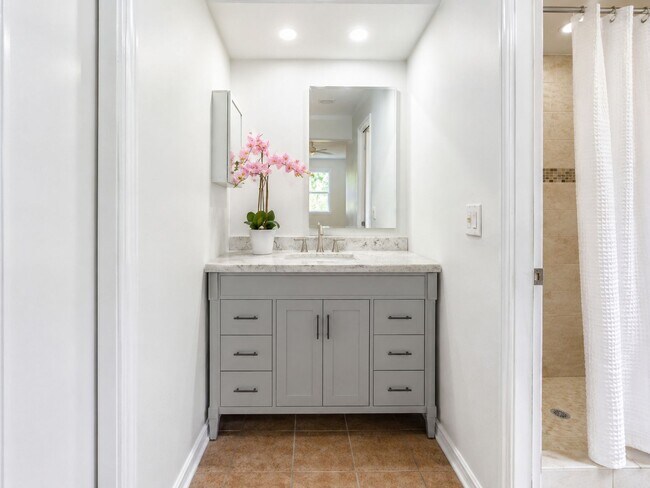 Building Photo - Beautifully Renovated 3 Bedroom • 2 Bathroom Home in Largo, Florida