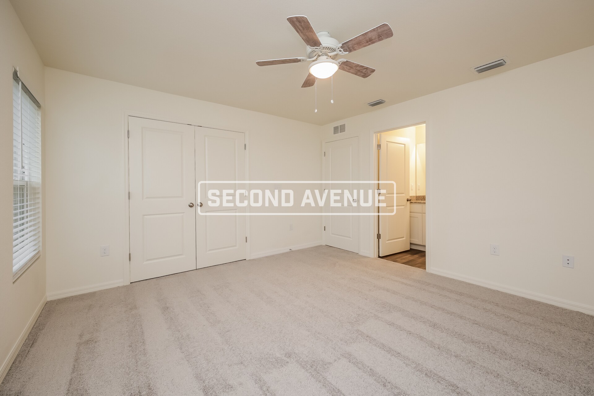 Building Photo - 954 Pilgrim St E