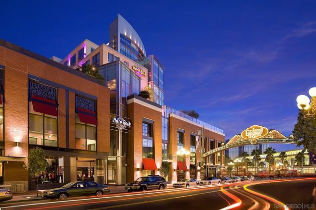 Gas Lamp Nearby - 1080 Park Blvd