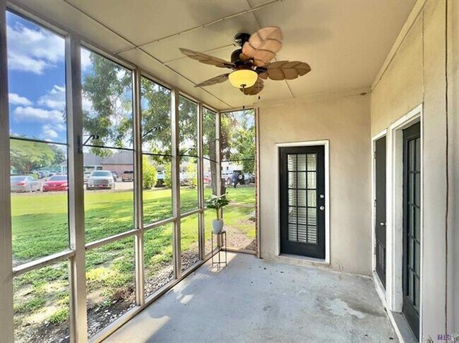 Building Photo - Beautifully Updated Three Bedroom Condo Ne...