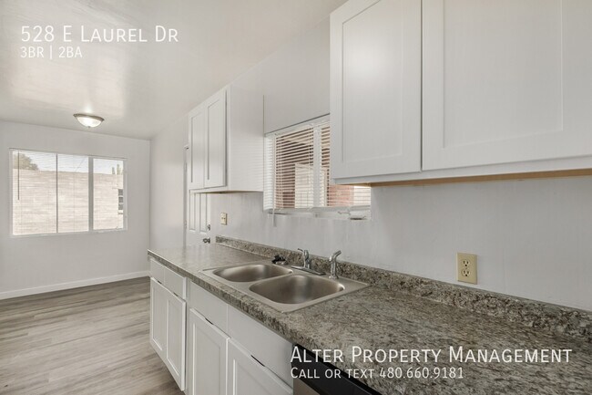 Building Photo - 528 E Laurel Dr