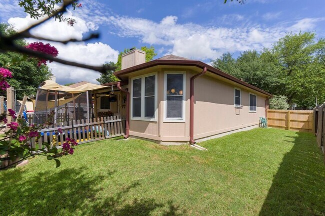 Building Photo - 906 Iris Dr