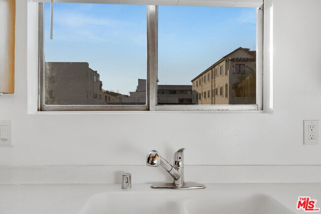 Building Photo - 432 N Palm Dr