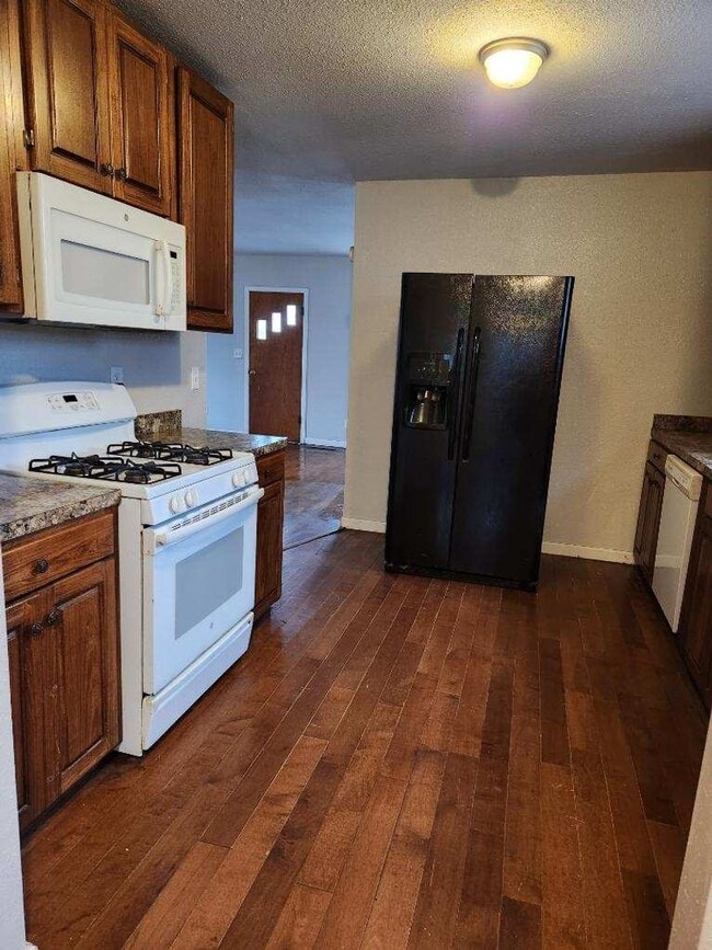 Building Photo - Cozy 2-Bedroom Home with Big Yard – Pet Friendly