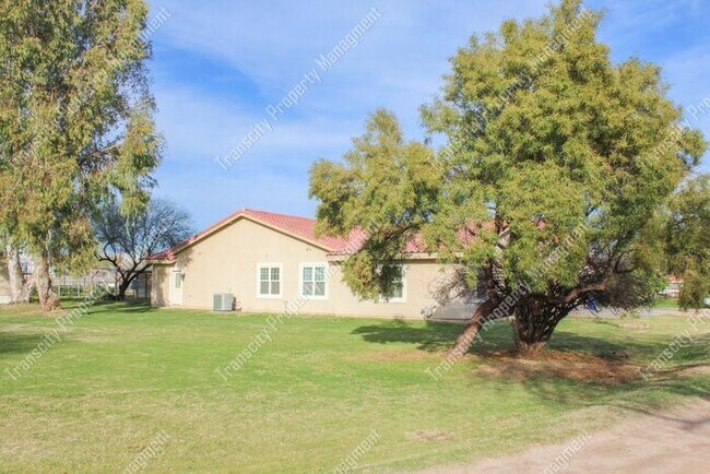 Building Photo - Spacious Custom Home Near Lindsay and McKe...