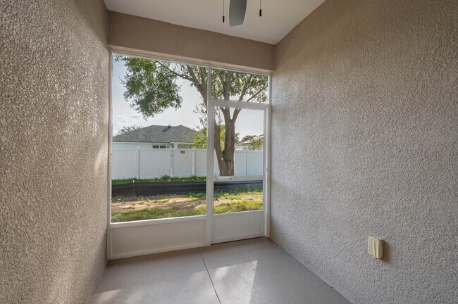 Building Photo - 1035 Oak Hammock