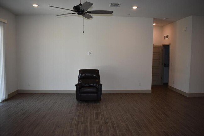 Building Photo - 2446 Bastidas Dr