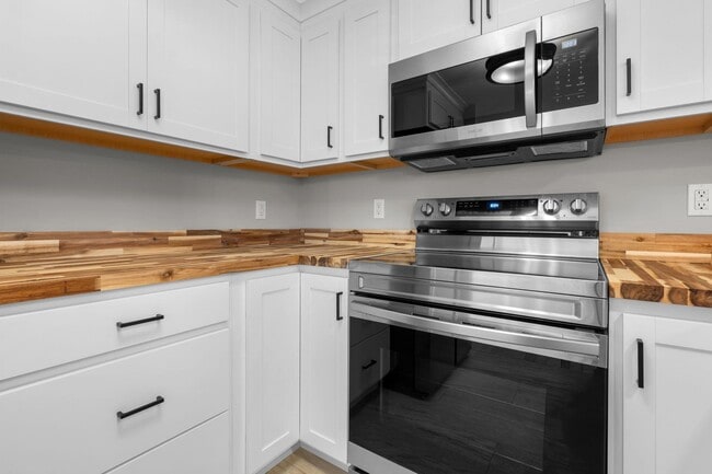 Building Photo - 2 Rockingham Ct