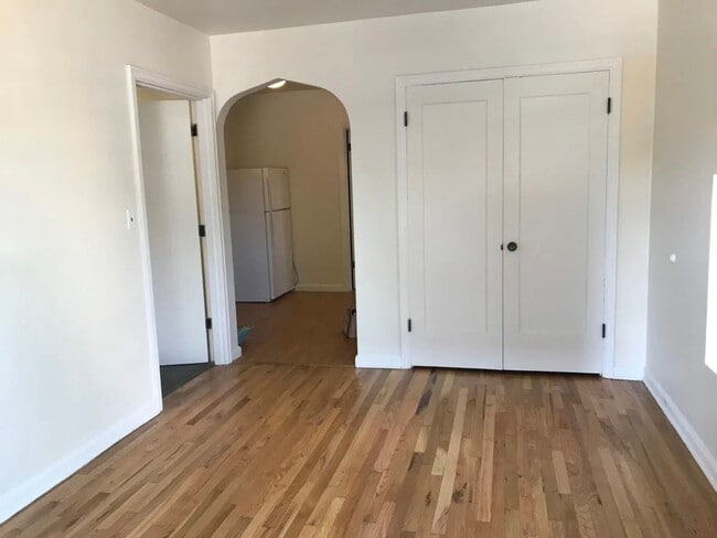 Building Photo - Spacious Studio, Available Now, Great loca...