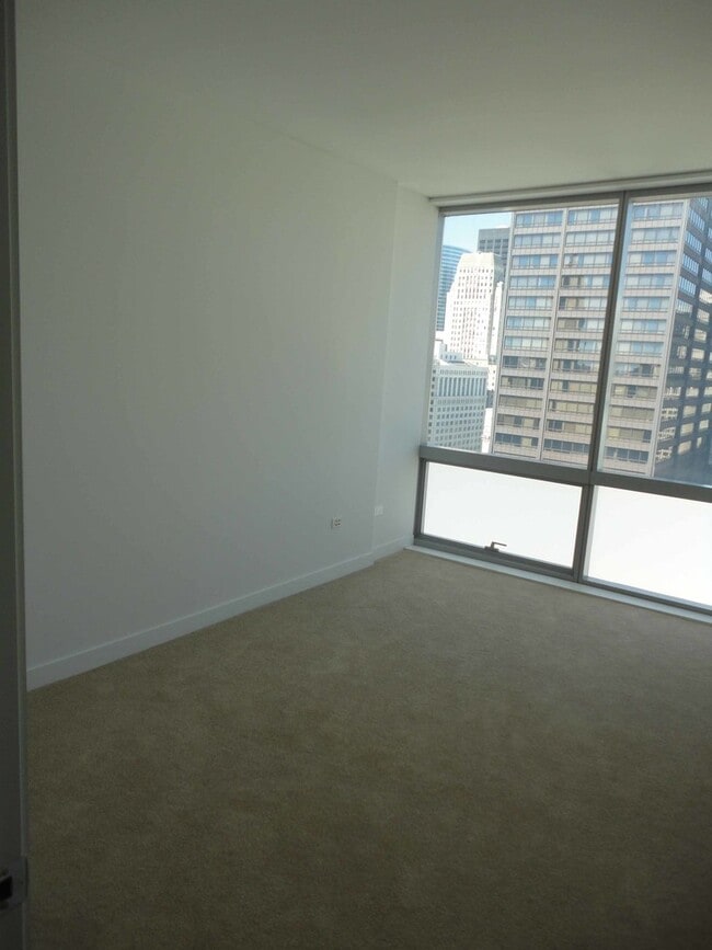 Building Photo - 8 E Randolph St