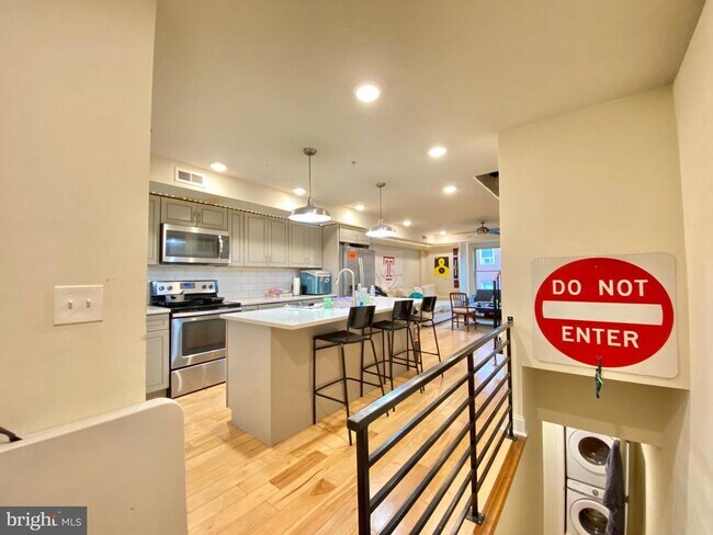 Building Photo - 1950 N Gratz St