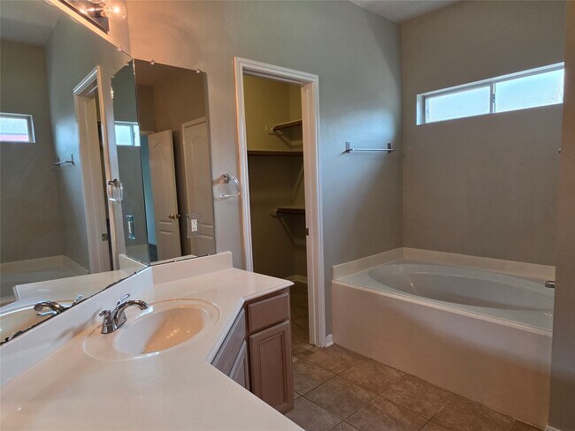 Building Photo - 7002 Plaza Del Sol Dr