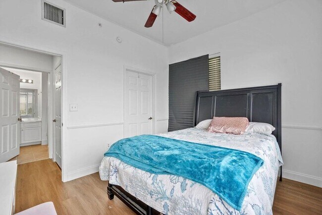 Building Photo - 1200 Town Center Dr