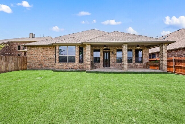 Building Photo - This one checks all the boxes—location, la...