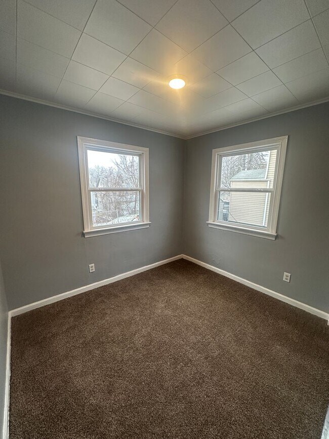 Building Photo - 254 Bowmanville St