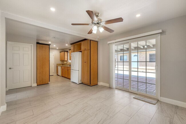 Building Photo - Three bedroom two bath home- fenced yard! - Castle Park