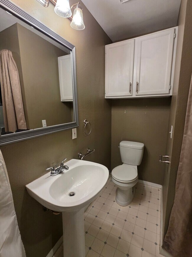 Building Photo - 3 Bedroom 2 Bathroom House With Huge Backy...
